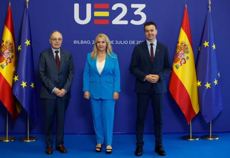 Η Υφυπουργός Ανάπτυξης, κα Άννα Μάνη-Παπαδημητρίου, συμμετείχε στο διήμερο Άτυπο Συμβούλιο των Υπουργών της Ε.Ε. για θέματα , που πραγματοποιήθηκε στο Μπιλμπάο της Ισπανίας στις 24 και 25 Ιουλίου. Κατά την τοποθέτησή της στην Ολομέλεια του Συμβουλίου επί του επίκαιρου θέματος της στρατηγικής αυτονομίας στην Ε.Ε., η κα Μάνη ανέφερε μεταξύ άλλων: «Αντιλαμβανόμαστε πλήρως το κατεπείγον του ζητήματος της στρατηγικής αυτονομίας της Ευρωπαϊκής Ένωσης. Η μείωση των στρατηγικών εξαρτήσεων θα είναι αναπόφευκτα στο επίκεντρο του νέου αναπτυξιακού μοντέλου της Ε.Ε. Στόχος μας θα πρέπει να είναι η αντιμετώπιση έκτακτων καταστάσεων, με παράλληλη διασφάλιση της παραγωγικής ικανότητας της Ε.Ε., και με μια τριπλή προσέγγιση: 1) την ενίσχυση της παραγωγικής δυναμικότητας της βιομηχανίας εντός της Ε.Ε., 2) την προώθηση συνεργειών κατά μήκος των αλυσίδων αξίας, 3) την ενίσχυση της συμμετοχής των μικρομεσαίων επιχειρήσεων». Στη συνέχεια, η κα Άννα Μάνη-Παπαδημητρίου υπογράμμισε πως πρέπει να ληφθούν υπόψη τα διαφορετικά σημεία εκκίνησης των Κρατών Μελών, όσον αφορά τις χρηματοδοτικές δυνατότητες, και σημείωσε πως, παρά τις παρεμβάσεις σε εθνικό και ενωσιακό επίπεδο, οι ισχυρές πληθωριστικές πιέσεις, θέτουν σε κίνδυνο την ευημερία των νοικοκυριών της Ε.Ε. και την κοινωνική συνοχή. Παράλληλα, επισήμανε πως οι υψηλές τιμές στις υπηρεσίες και στα μη ενεργειακά βιομηχανικά προϊόντα ασκούν πρόσθετη πίεση στις μικρομεσαίες και μεγάλες επιχειρήσεις, διαβρώνοντας την ανταγωνιστικότητά τους.
