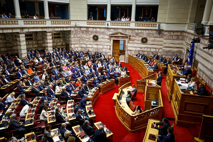 Κατατέθηκε στη Βουλή το νομοσχέδιο για τις αυξήσεις των μισθών στο δημόσιο και τις μειώσεις φόρων