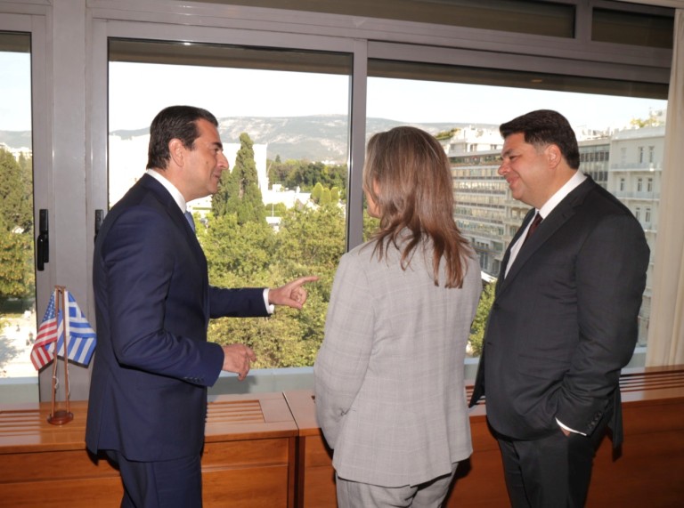 Ανάπτυξης, Κώστας Σκρέκας, με τον πρέσβη των ΗΠΑ στην Ελλάδα, Τζόρτζ Τσούνη.