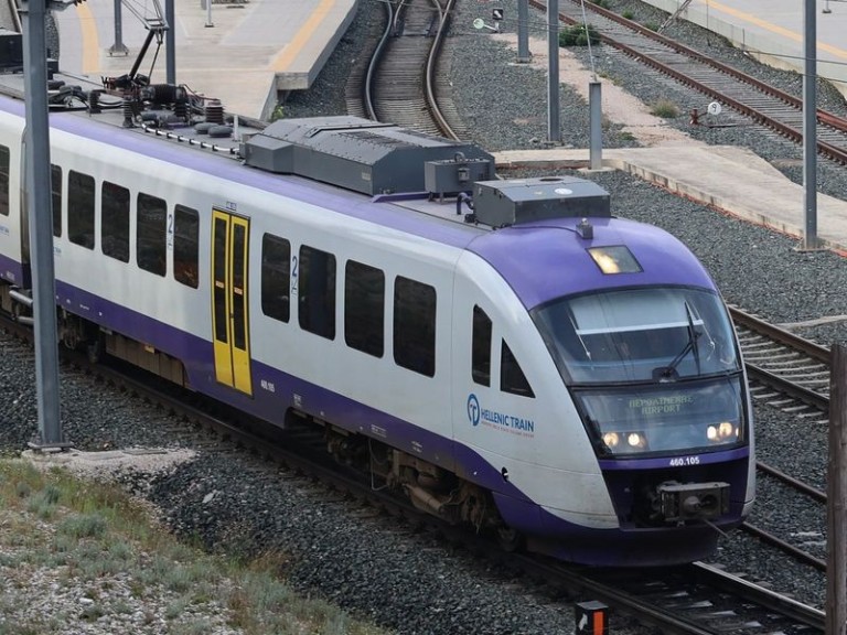 Αμαξοστοιχία της Hellenic Train με 58 επιβάτες ακινητοποιήθηκε στην Κατερίνη λόγω κλαδιών που έπεσαν στη γραμμή