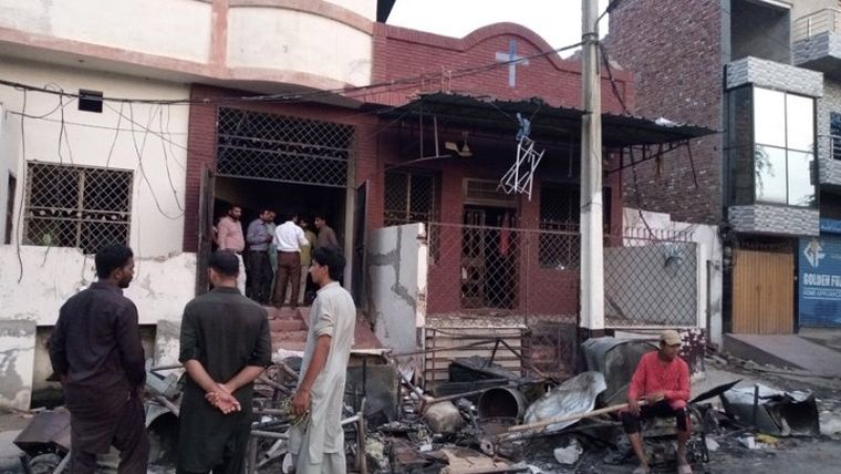 Μουσουλμανικός όχλος βανδάλισε και πυρπόλησε εκκλησία στο Πακιστάν