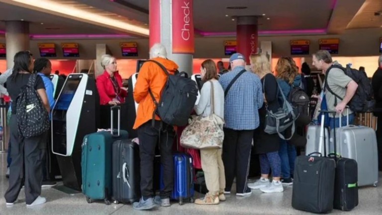 Θα διαρκέσουν ημέρες τα προβλήματα στα βρετανικά αεροδρόμια