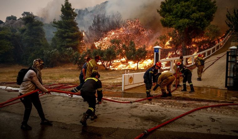 Η COSMOTE διευκολύνει την επικοινωνία των συνδρομητών της στις περιοχές που πλήττονται από τις πυρκαγιές