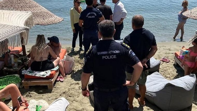 Στο αυτόφωρο επιχειρηματίας στη Τήνο, 3.000 τ.μ. οι παράνομες καταλήψεις σε παραλίες