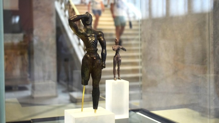 ΕΑΜ: Το Αθέατο Μουσείο παρουσιάζει την «παράξενη ιστορία ενός κούρου από την Κρήτη»