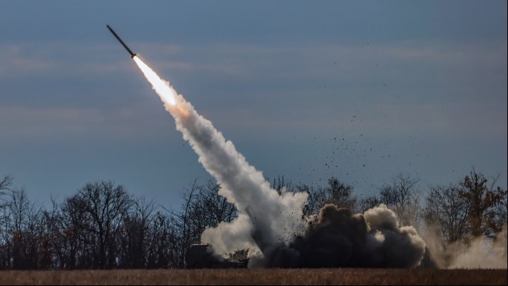 Οι ΗΠΑ μελετούν το ενδεχόμενο παράδοσης στην Ουκρανία πυραύλων μεγάλου βεληνεκούς με πυρομαχικά διασποράς
