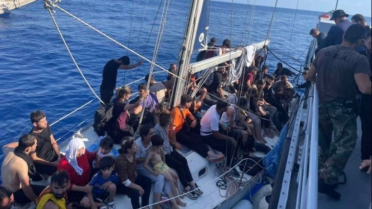 Σκάφος με 90 παράτυπους μετανάστες εντοπίστηκε δυτικά της Πύλου