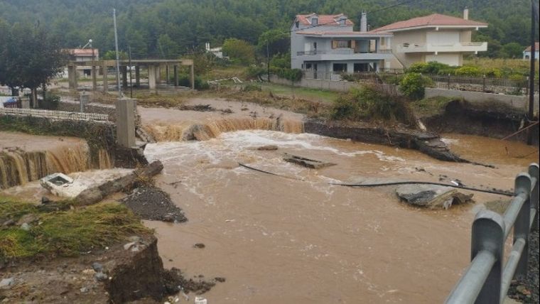 Μεγάλα προβλήματα σε Εύβοια και Βόλο από τις πλημμύρες - Υπερχείλισε πάλι ο Κραυσίδωνας - Χωρίς οδική πρόσβαση το Νότιο Πήλιο