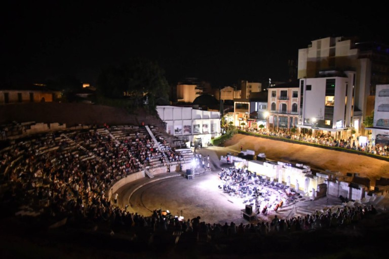Το αρχαίο θέατρο της Λάρισας υποδέχθηκε το κοινό μετά από 22 και πλέον αιώνες