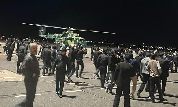 Ρωσία: Δεκάδες άνδρες εισέβαλαν στο αεροδρόμιο του Νταγκεστάν όπου επρόκειτο να προσγειωθεί αεροσκάφος από το Ισραήλ φωνάζοντας «Αλλάχ Ακμπάρ»