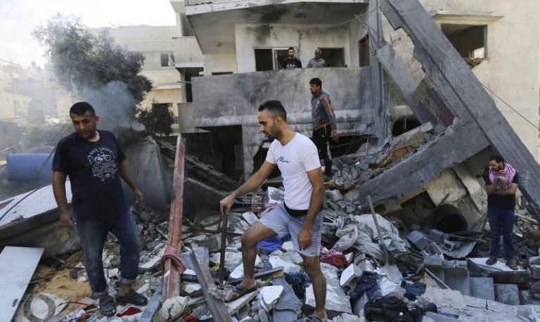 Σε απελπισία οι Παλαιστίνιοι στη Γάζα, περιμένουν εναγωνίως την ανθρωπιστική βοήθεια
