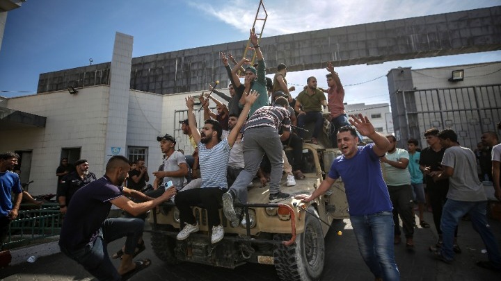 Οι ισραηλινές ένοπλες δυνάμεις προτείνουν στους πολίτες του παλαιστινιακού θύλακα, να κατευθυνθούν προς την Αίγυπτο