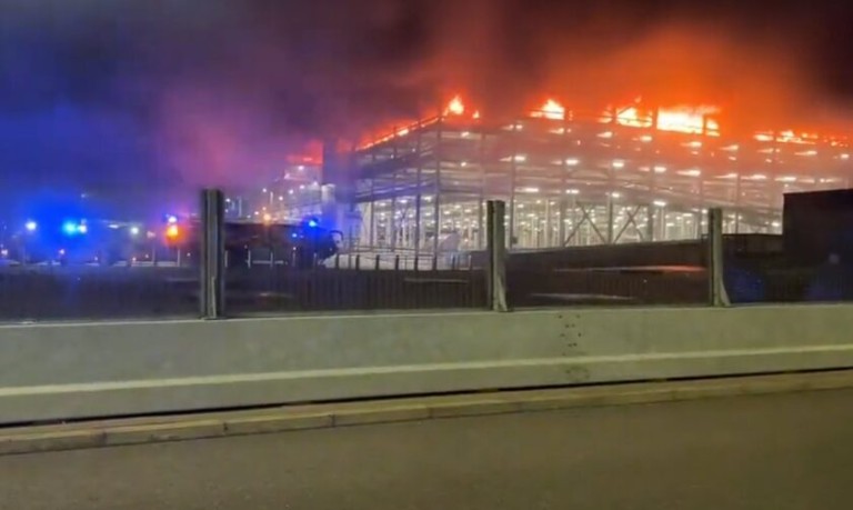 Αναστολή πτήσεων στο αεροδρόμιο Λούτον του Λονδίνου λόγω πυρκαγιάς