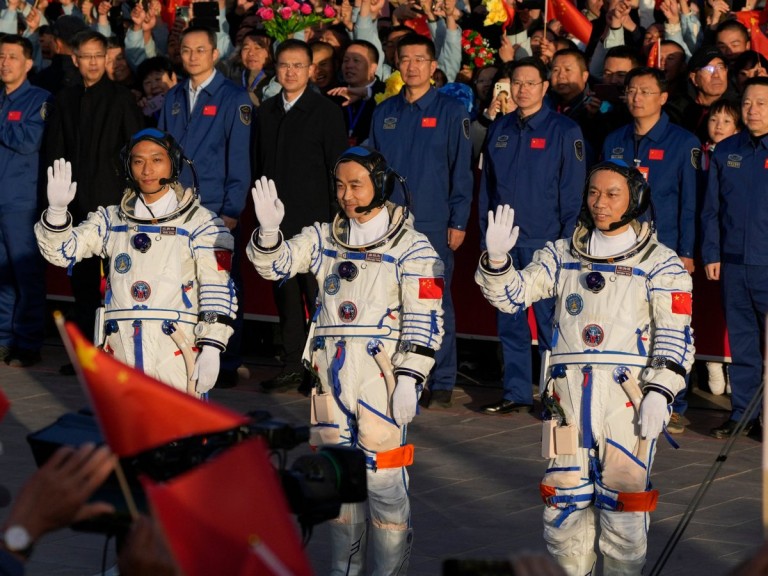 Το νεαρότερο πλήρωμα κινέζων αστροναυτών κατευθύνεται προς τον κινεζικό διαστημικό σταθμό