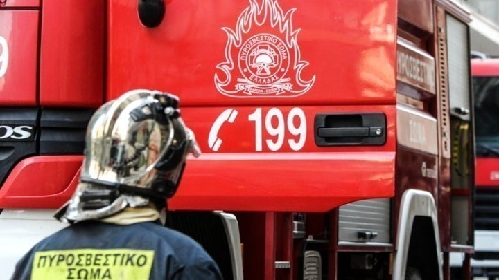 Επιχείρηση της πυροσβεστικής για την κατάσβεση πυρκαγιάς σε χώρο αποθήκης στην περιοχή Κατσάμπας Ηρακλείου