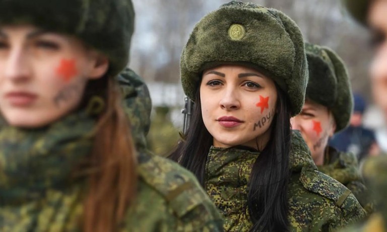 Πώς η Ρωσία στρατολογεί γυναίκες για το μέτωπο