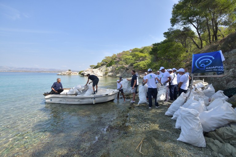 Οι εργαζόμενοι της Cosmote συνέλεξαν πάνω από 200 κιλά απορριμμάτων από παραλία της Σαλαμίνας