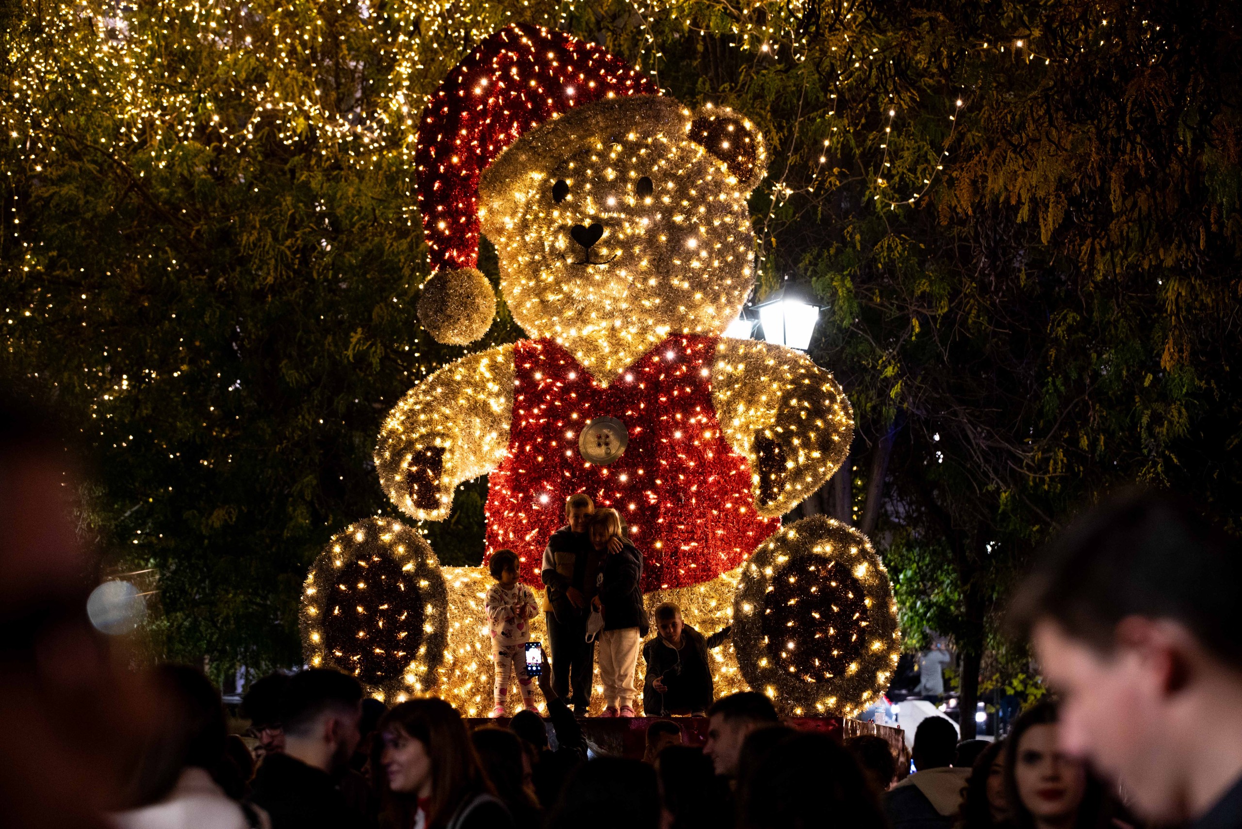 Το Χριστουγεννιάτικο δέντρο άναψε και φωτίζει την Αθήνα