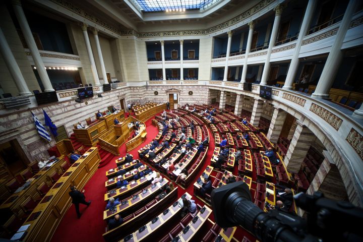 Τις προτάσεις ΣΥΡΙΖΑ-ΠΣ και ΠΑΣΟΚ για σύσταση προανακριτικών επιτροπών σχετικά με τη σύμβαση «717», συζητά η Βουλή