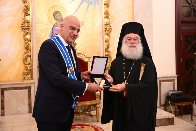 Ο Υπουργός Εθνικής Άμυνας, Νίκος Δένδιας, επισκέφθηκε χθες, Τρίτη 19 Δεκεμβρίου 2023, στο πλαίσιο της επίσημης επίσκεψής του στην Αίγυπτο, την Αλεξάνδρεια, όπου έγινε δεκτός από την ΑΘΜ Πάπα και Πατριάρχη Αλεξανδρείας και πάσης Αφρικής κ.κ. Θεόδωρο Β’ στο Πατριαρχείο.