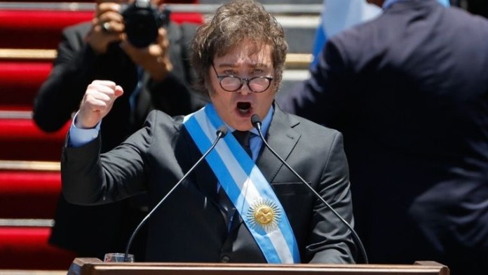 Ορκίστηκε ο νέος πρόεδρος της Αργεντινής Χαβιέρ Μιλέι, υποσχόμενος «σοκ» λιτότητας