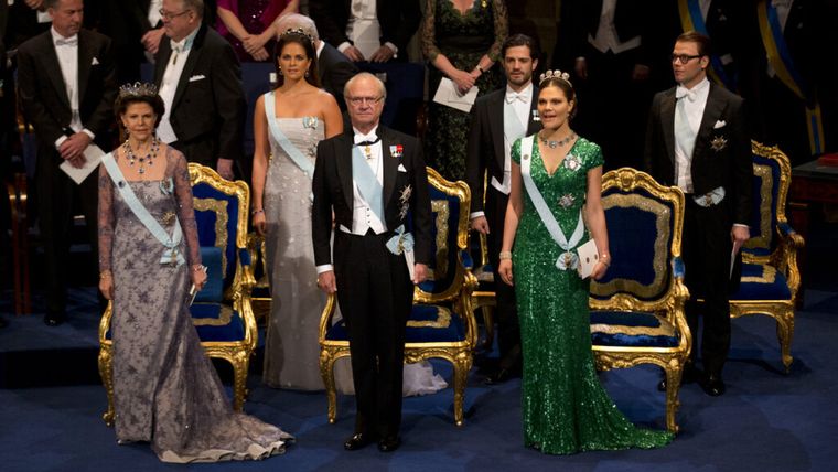 Σύσσωμη η βασιλική οικογένεια της Σουηδίας στην λαμπερή τελετή απονομής των βραβείων Νόμπελ