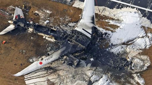 Το ενδεχόμενο ανθρώπινου λάθους εξετάζουν οι ερευνητές για την πυρκαγιά σε αεροπλάνο της Japan Airlines
