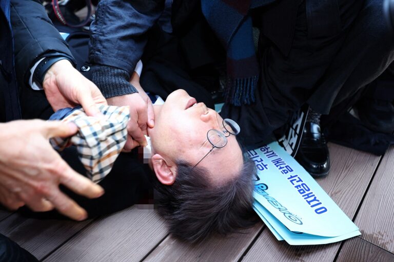 Ν. Κορέα: Εκτός κινδύνου νοσηλεύεται ο ηγέτης της αντιπολίτευσης