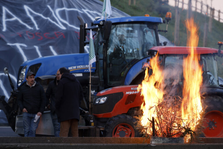 Γαλλία: 15.000 άστυνομικοί παρατάσσονται για να εμποδίσουν την «πολιορκία του Παρισιού» από αγρότες