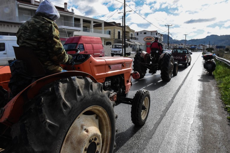 Έκλεισε η Εθνική Οδός Αθηνών – Λαμίας από αγρότες στην Αταλάντη –