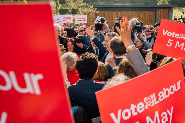 Σαρώνουν οι Εργατικοί στη Βρετανία, διπλή νίκη στις αναπληρωματικές εκλογές