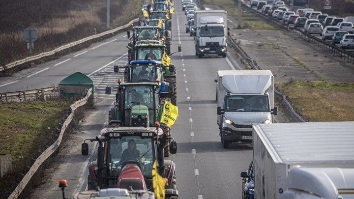 Ο θυμός των αγροτών δεν μειώνεται παρά τις παραχωρήσεις των Βρυξελλών