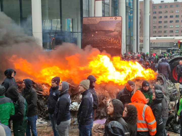 Βρυξέλλες: Αγρότες σπάνε κιγκλιδώματα, ανάβουν φωτιές και πετούν πορτοκάλια - dimoprasion.gr