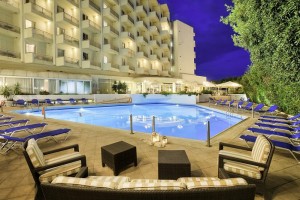 Πεντάστερο ξενοδοχείο στη Γλυφάδα με ίδιο κατασκευαστή όπως Πύργου στο Ελληνικό