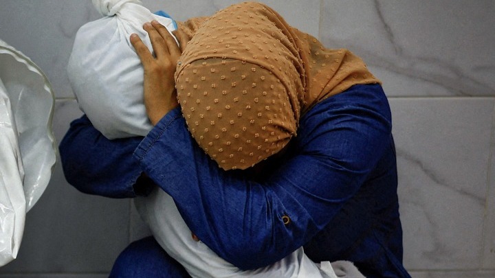 Η φωτογραφία της Παλαιστίνιας που κρατά το σαβανωμένο σώμα της ανιψιάς της τιμήθηκε με το πρώτο βραβείο του World Press Photo - DIMOPRASIONGR
