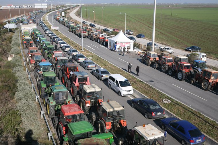 Παραμένουν στα μπλόκα οι αγρότες της Λάρισας