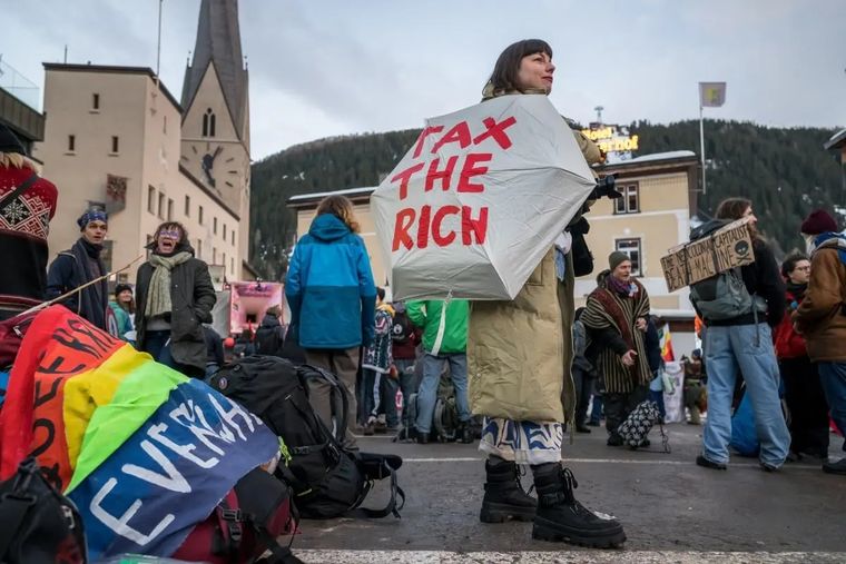 «Eat the rich» φωνάζουν διαδηλωτές στο Νταβός