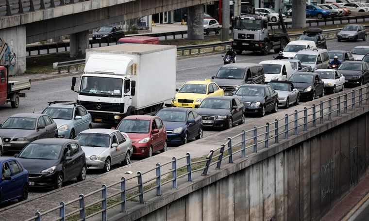 Σε «ασφυξία» το κυκλοφοριακό στην Αθήνα, για 10 χιλιόμετρα θέλουμε 30 λεπτά