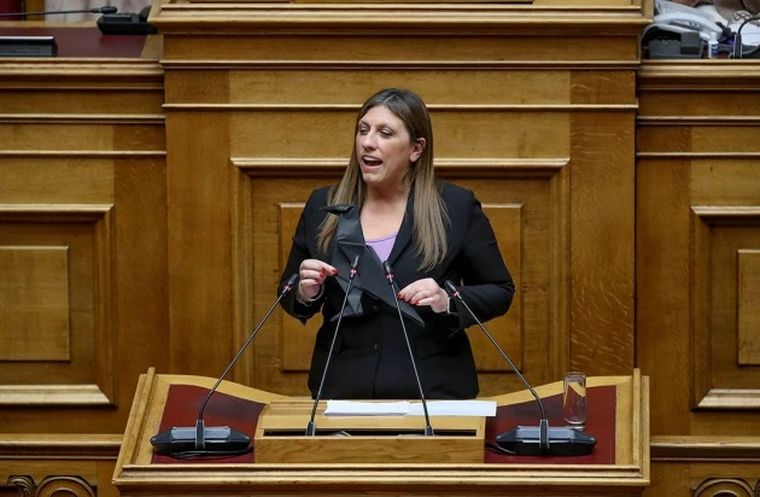 Όταν η Ζωή Κωνσταντοπούλου άφησε ένα μαύρο κοράκι στο βήμα της Βουλής
