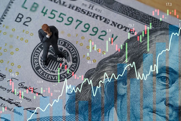 Η Fed διατηρεί αμετάβλητα τα επιτόκια