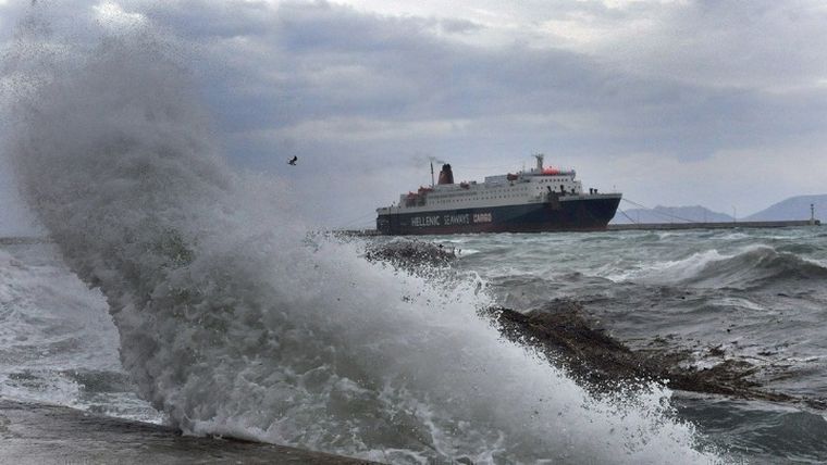 Δεμένα τα πλοία σε πολλά λιμάνια, λόγω των θυελλωδών ανέμων