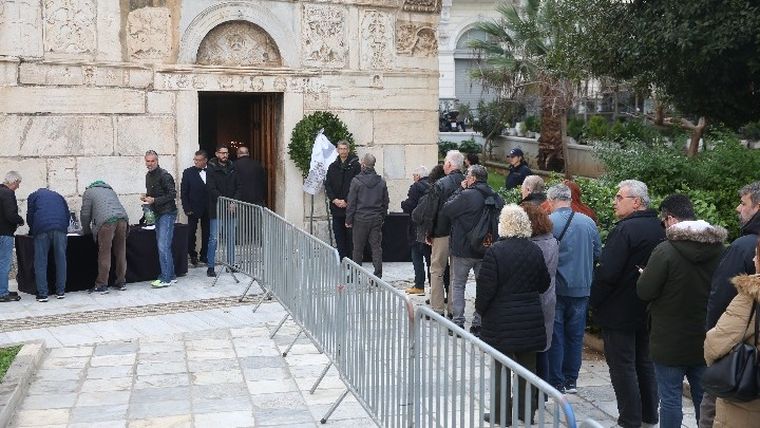 Σε λαϊκό προσκύνημα η σορός του Μίμη Δομάζου