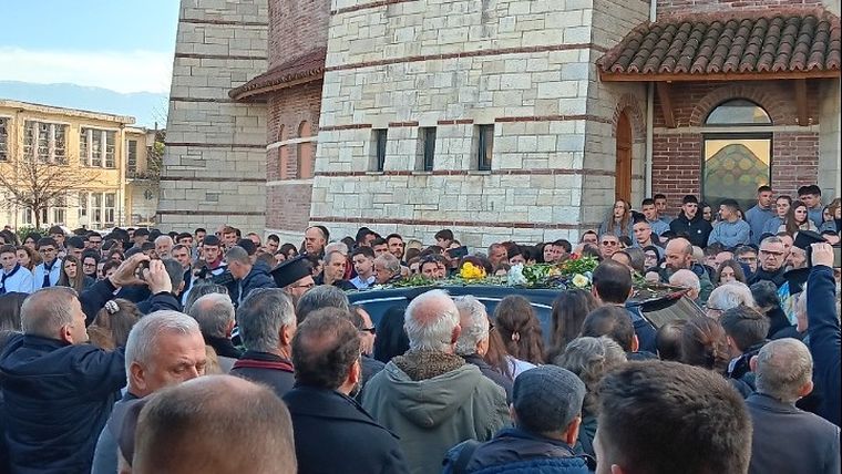 Πλήθος κόσμου αποχαιρετά τον μακαριστό Αρχιεπίσκοπο Αναστάσιο στην πορεία προς τα Τίρανα