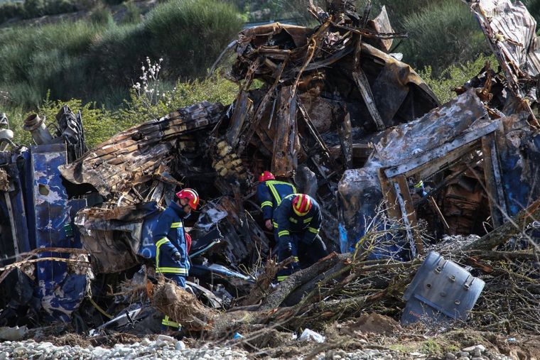 Πολιτικοί διαξιφισμοί για τα Τέμπη, ερώτηση Ηλιόπουλου για τα εγκαύματα των πυροσβεστών