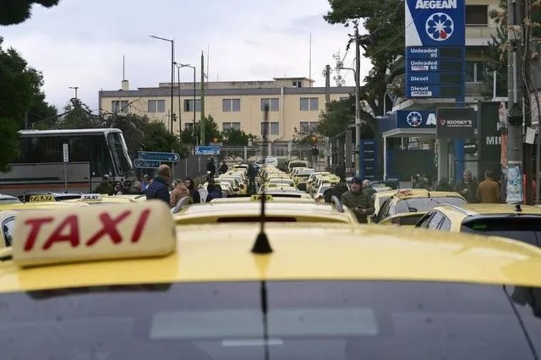 Tαξί Αθήνας: Δωρεάν μετακινούν τους διαδηλωτές στη συγκέντρωση για τα Τέμπη