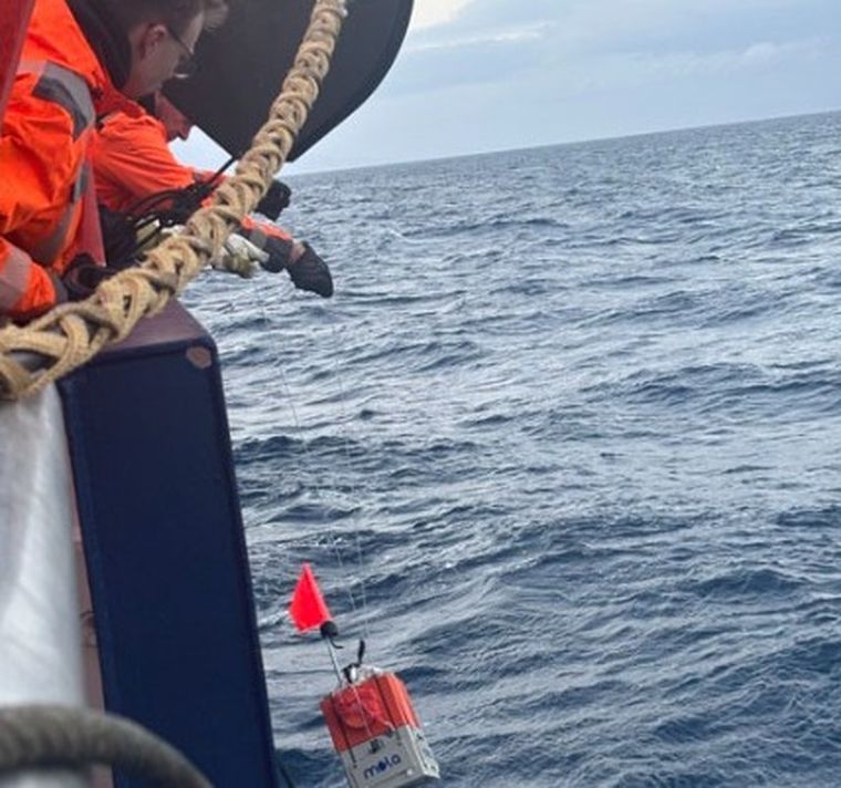 Διεθνής ερευνητική ομάδα εγκαθιστά υποθαλάσσιους σεισμογράφους στη Σαντορίνη για να μελετήσει το ηφαίστειο