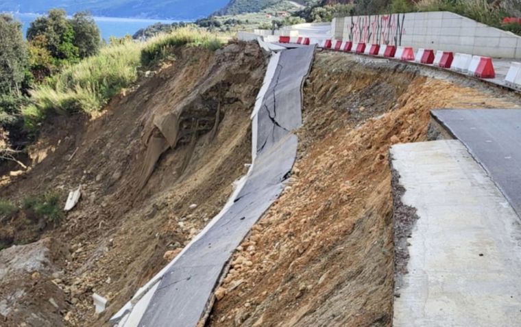 Κατέρρευσε σαν από χαρτί ο νέος παραλιακός δρόμος στον Ρακοπόταμο που ενώνει Λάρισα με Μαγνησία