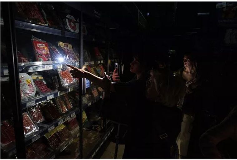 «Δεν έχουμε ρεύμα, δεν έχουμε ρεύμα»: Πώς βίωσαν οι κάτοικοι Μαδρίτης και Βαρκελώνης το μπλακ άουτ