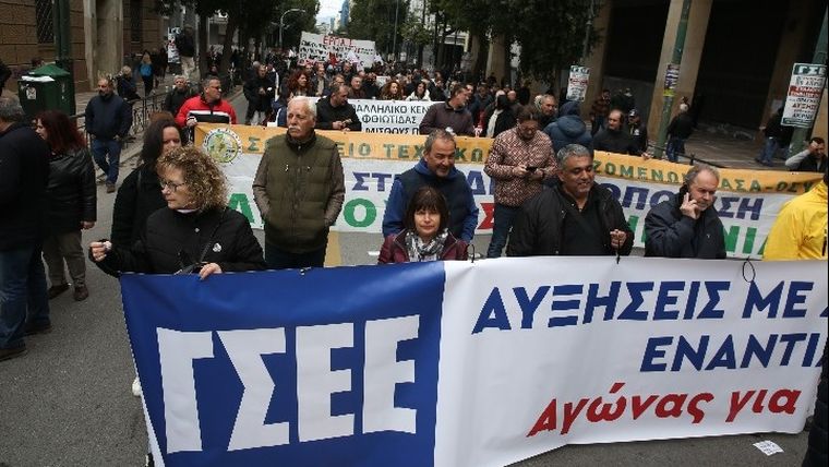 Σε εξέλιξη η απεργιακή συγκέντρωση ΓΣΕΕ και ΑΔΕΔΥ