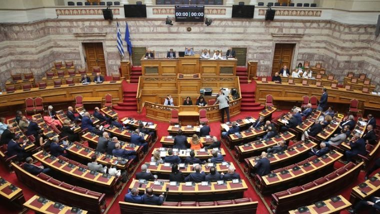 Άρχισε η συζήτηση των προτάσεων για σύσταση προκαταρκτικής επιτροπής για τα Τέμπη